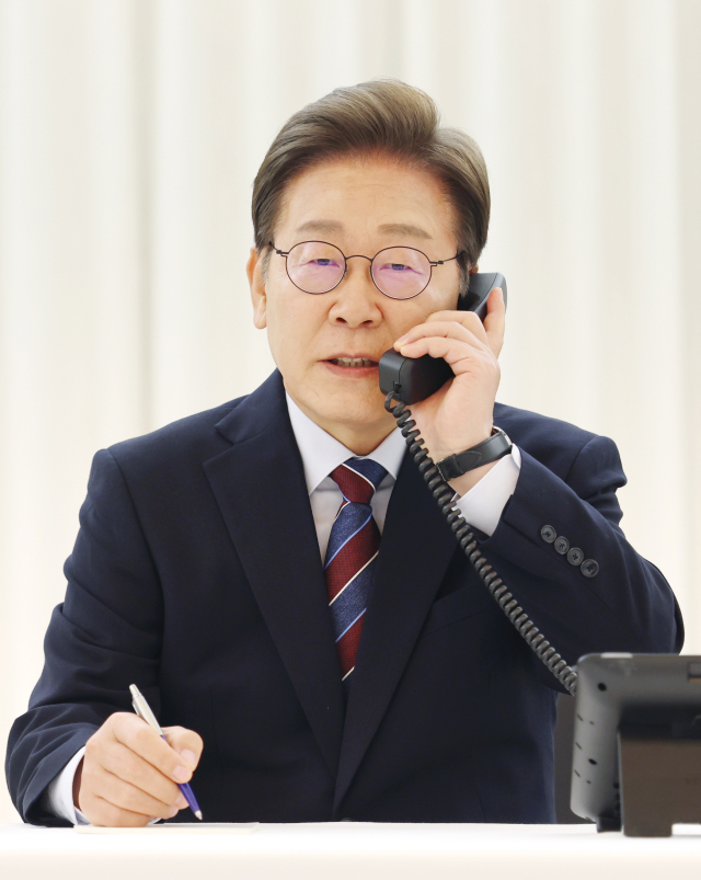 이재명 대통령이 6일 서울 한남동 관저에서 도널드 트럼프 미국 대통령과 전화 통화를 하기 위해 수화기를 들고 있다. 연합뉴스