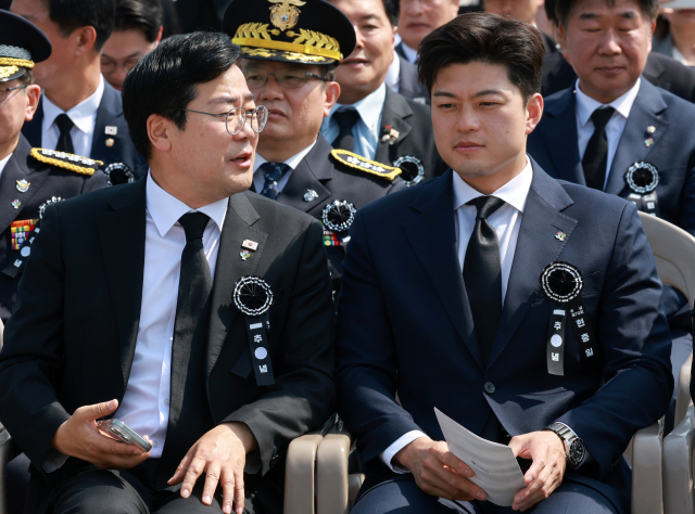 더불어민주당 박찬대 당 대표 권한대행 겸 원내대표가 6일 서울 동작구 국립서울현충원에서 열린 70회 현충일 추념식에서 국민의힘 김용태 비상대책위원장과 대화하고 있다. 연합뉴스