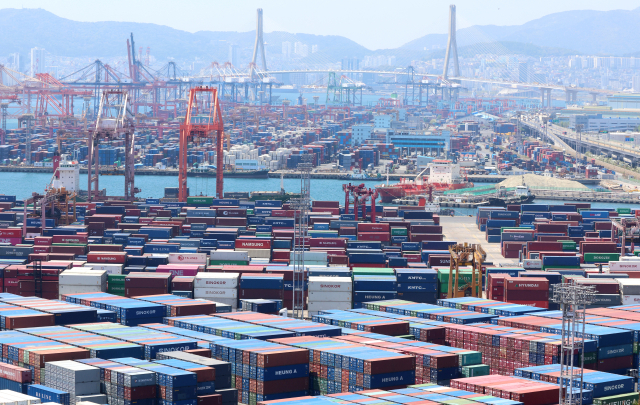 부산항 신선대부두, 감만부두에 컨테이너가 가득 쌓여 있는 모습. 연합뉴스