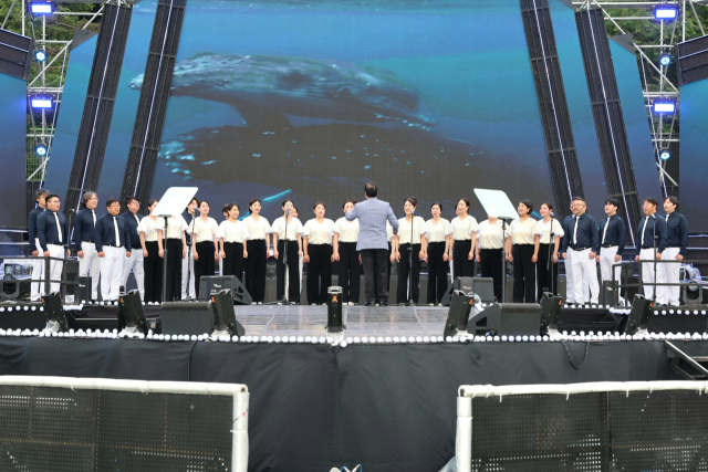 웅상회야제에 참석한 양산시립합창단이 축하 공연을 하고 있다.양산시 제공