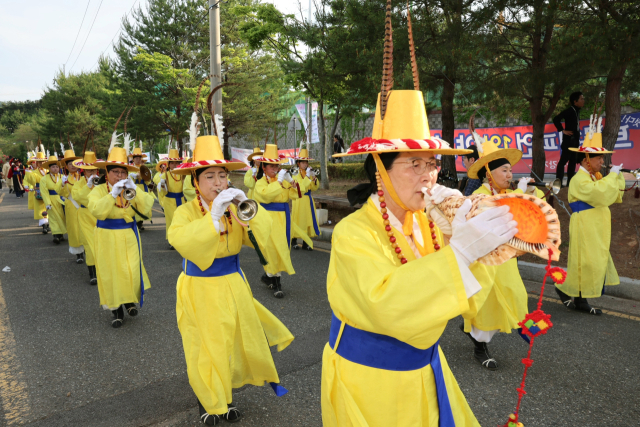 시민 취타대와 지역 예술인 등 500여 명의 조선 통신사 행렬 퍼레이드를 재현하고 있다. 양산시 제공