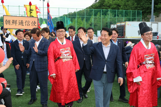 나동연 양산시장이 시민 취타대와 지역 예술인 등 500여 명의 조선 통신사 행렬 퍼레이드 재현행사에서 인사를 하고 있다. 양산시 제공