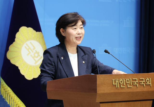 더불어민주당 차기 원내대표 선거에 출마한 서영교 의원이 8일 서울 여의도 국회 소통관에서 현안 관련 기자회견을 열고 발언하고 있다. 연합뉴스