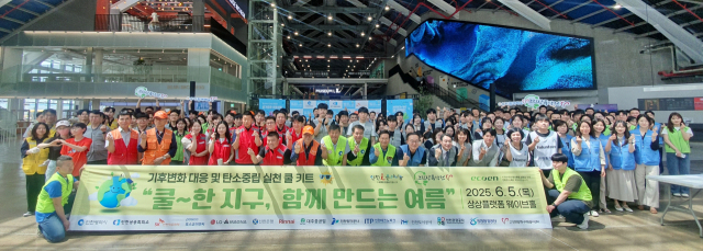 인천항만공사(IPA)가 그린파트너 기관 임직원들과 폭염 대비 친환경 물품 꾸러미 제작을 마치고 기념촬영을 하고 있다. IPA 제공