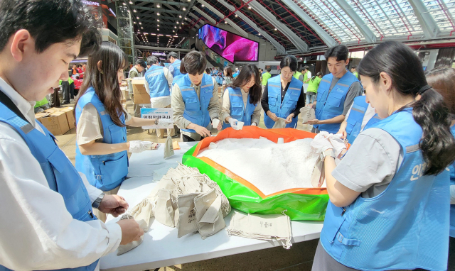 그린파트너 기관 임직원과 자원봉사자들이 폭염 대비 친환경 물품 꾸러미에 들어갈 천연제습제를 제작하고 있다. 인천항만공사(IPA) 제공