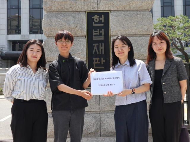 공익법단체 두루와 학교 밖 청소년들이 지난 5일 헌법재판소에 학력평가 응시 배제에 대한 헌법소원 심판을 청구했다. 왼쪽부터 헌법소원 대리인단 신혜원 변호사, 청구인 윤수영 군, 홍혜인 변호사(공익법단체 두루), 안지영 변호사. 공익법단체 두루 제공