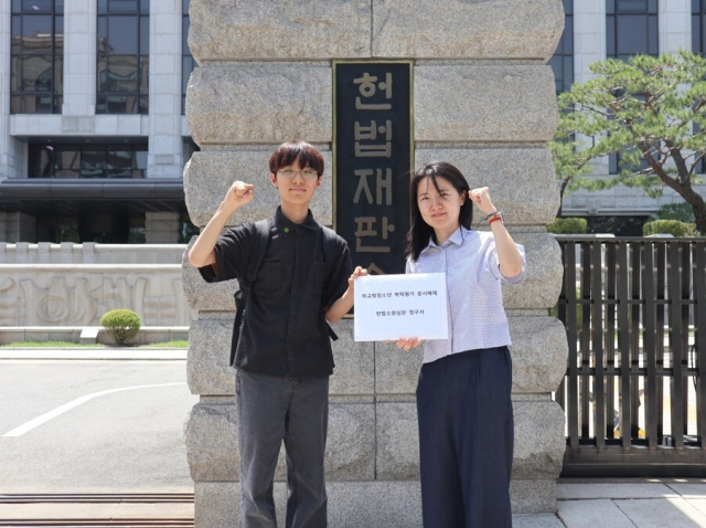 공익법단체 두루와 학교 밖 청소년들이 지난 5일 헌법재판소에 학력평가 응시 배제에 대한 헌법소원 심판을 청구했다. 청구인 윤수영 군(왼쪽)과 홍혜인 변호사(공익법단체 두루). 공익법단체 두루 제공