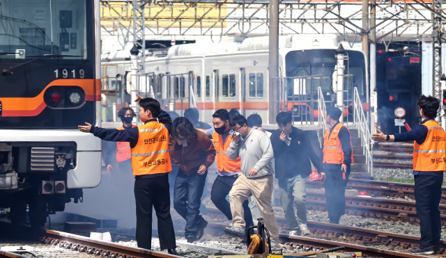 도시철도 피해복구 종합 실제훈련이 열린 지난 4월 23일 부산 금정구 도시철도 1호선 노포차량사업소에서 테러를 당한 도시철도 승객들이 대피하고 있다. 김종진 기자 kjj1761@