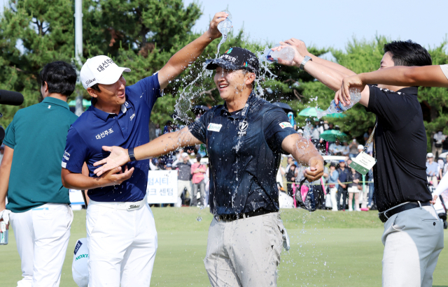 백송홀딩스-아시아드CC 부산오픈서 우승한 김홍택이 세리머니를 하고 있다. 정종회 기자