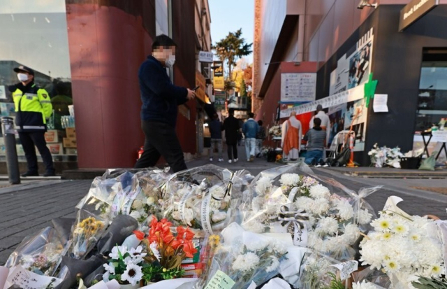 2022년 11월 16일 오후 서울 용산구 이태원 참사 현장 인근에 추모 메세지와 꽃이 놓여있는 모습. 연합뉴스