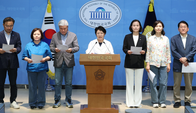 조국혁신당 김선민 당 대표 권한대행을 비롯한 의원들이 8일 서울 여의도 국회 소통관에서