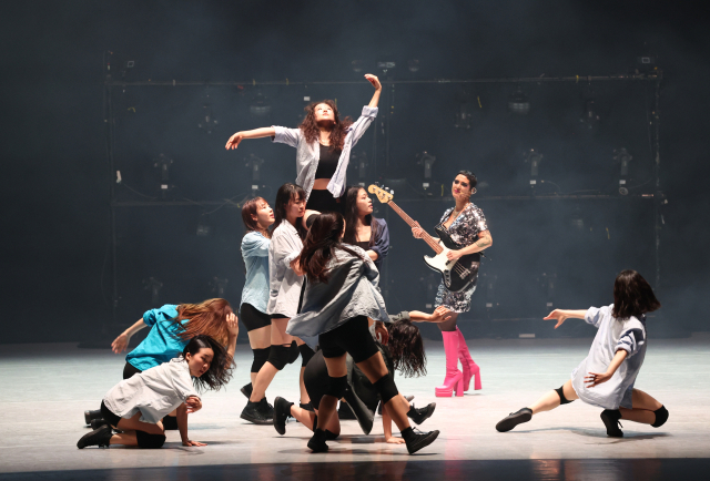 8일 오후 부산 해운대구 영화의전당 하늘연극장에서 선보인 한-프랑스(부산-칸) 공동 협력 창제작 공연 '노 매터'(NO MATTER) 모습. 부산국제무용제 제공