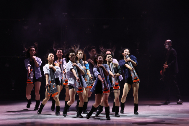 8일 오후 부산 해운대구 영화의전당 하늘연극장에서 선보인 한-프랑스(부산-칸) 공동 협력 창제작 공연 '노 매터'(NO MATTER) 모습. 부산국제무용제 제공