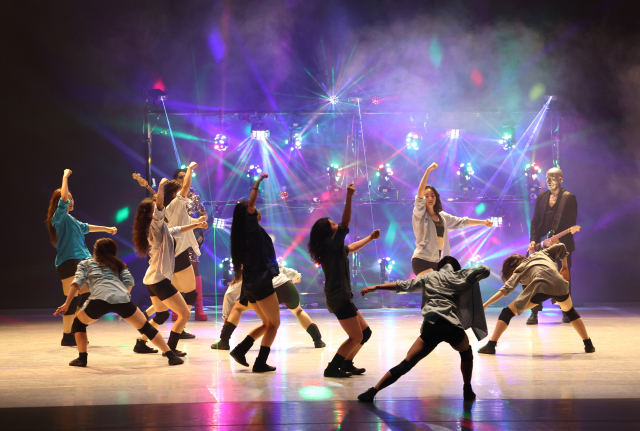 8일 오후 부산 해운대구 영화의전당 하늘연극장에서 선보인 한-프랑스(부산-칸) 공동 협력 창제작 공연 '노 매터'(NO MATTER) 모습. 부산국제무용제 제공