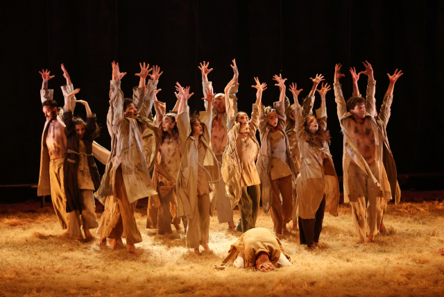 지난 5~7일 사흘간 영화의전당 하늘연극장에서 선보인 헝가리 세게드 컨템포러리 발레단(SCDC)의 현대 발레극 ‘카르미나 부라나’ 공연 모습. 부산국제무용제 제공