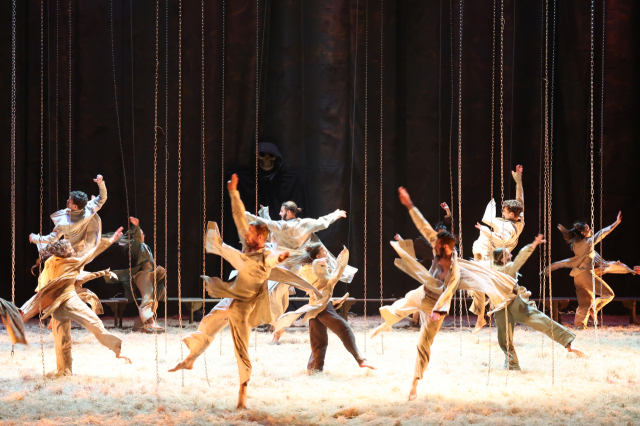 지난 5~7일 사흘간 영화의전당 하늘연극장에서 선보인 헝가리 세게드 컨템포러리 발레단(SCDC)의 현대 발레극 ‘카르미나 부라나’ 공연 모습. 부산국제무용제 제공