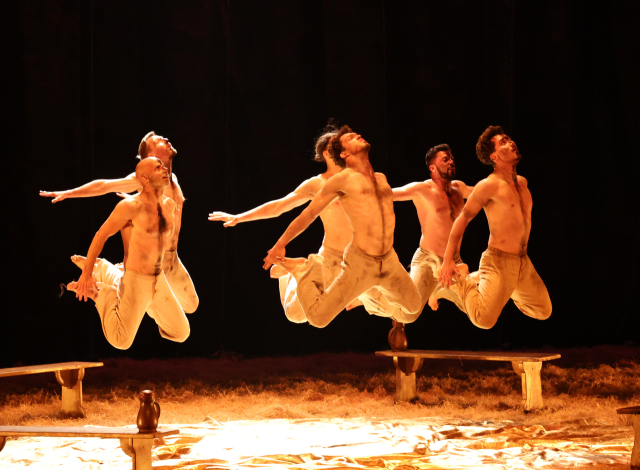 지난 5~7일 사흘간 영화의전당 하늘연극장에서 선보인 헝가리 세게드 컨템포러리 발레단(SCDC)의 현대 발레극 ‘카르미나 부라나’ 공연 모습. 부산국제무용제 제공