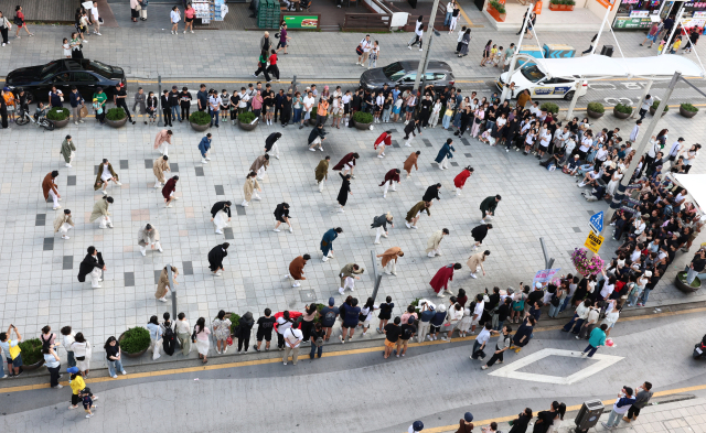 제21회 부산국제무용제 거리 홍보 공연이 7일 오후 부산 해운대 구남로 거리에서 열리고 있다. 부산국제무용제 제공