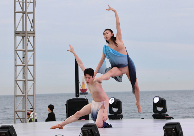 7일 오후 부산 해운대 특설무대에서 열린 제21회 부산국제무용제 공식 초청 공연에서 한국 김용걸 댄스시어터가 공연을 펼치고 있다. 부산국제무용제 제공