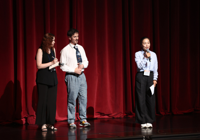 8일 오후 부산 해운대구 영화의전당 하늘연극장에서 선보인 한-프랑스(부산-칸) 공동 협력 창제작 공연 도중 아티스트 토크를 진행하고 있다. 사진 왼쪽에서 두 번째가 '노 매터'(NO MATTER)를 안무한 에르베 쿠비 안무가, 맨 오른쪽은 부산국제무용제조직위원회 신은주 운영위원장. 부산국제무용제 제공