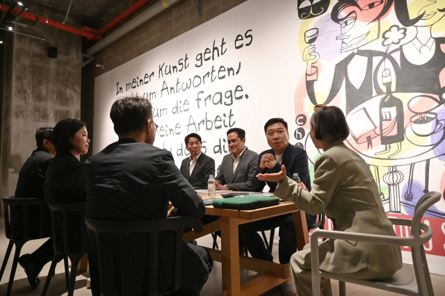 지난 7일 부산 수영구 광안동 ‘포디움 다이브 M’에서 국민의힘 정연욱 의원과 최용석 대표 등이 ‘글로벌비치 문화허브 광안리 조성’에 관한 업무협약에 대해 논의하는 모습. 의원실 제공