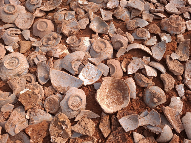 경남 김해시 상동면 가마터에서 수습된 유물들. 김해시 제공