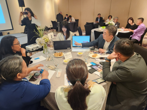 코이카 연수생 동창회 네트워킹 행사에서 국내 기업 관계자들이 현지 기업들과 면담하고 있다.