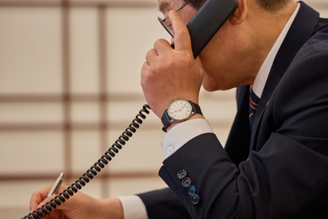 이재명 대통령이 9일 서울 용산 대통령실에서 이시바 시게루 일본 총리와 전화 통화를 하고 있다. 연합뉴스