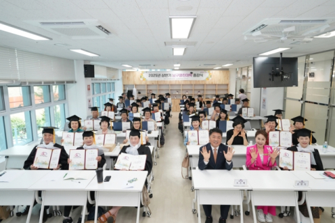 오은택 부산 남구청장(앞줄 오른쪽에서 세번째)이 ‘2025 상반기 남구열린대학 종강식’에 참석해 수료생들과 기념사진을 촬영하고 있다.