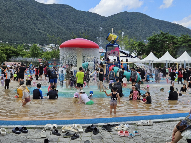 다음 달 11일부터 운영에 들어가는 디자인공원 내 물놀이장 전경. 양산시 제공