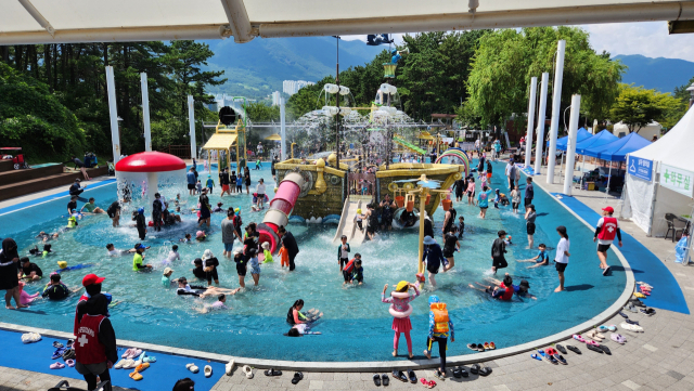 다음 달 11일부터 운영에 들어가는 명공공원 내 물놀이장 전경. 양산시 제공