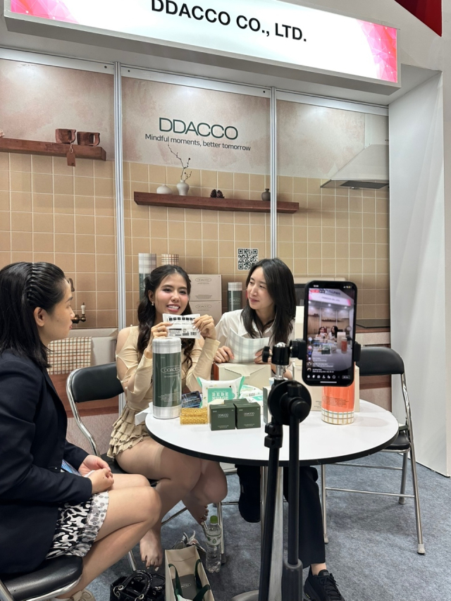 지난 5일부터 8일까지 베트남 호찌민 사이공 전시컨벤션센터에서 개최된 ‘2025 베트남 국제 프리미엄 소비재전’에 참가한 한 양산업체가 틱톡 라이브 방송을 통해 제품을 홍보하고 있다. 양산시 제공