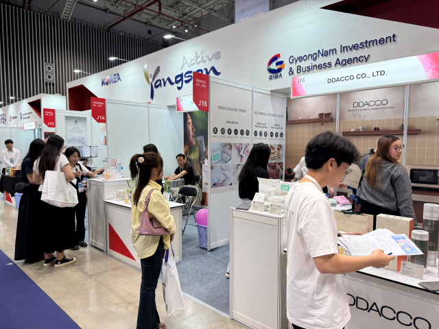 양산지역 4개 업체가 지난 5일부터 8일까지 베트남 호찌민 사이공 전시컨벤션센터에서 개최된 ‘2025 베트남 국제 프리미엄 소비재전’에 참가해 제품을 홍보하고 있다. 양산시 제공