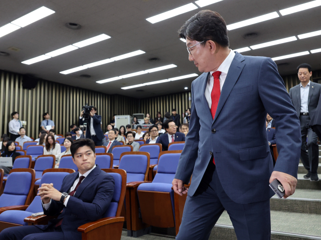 국민의힘 김용태 비상대책위원장이 9일 서울 여의도 국회에서 열린 의원총회에서 원내대표직 사퇴를 선언한 국민의힘 권성동 원내대표를 바라보고 있다. 연합뉴스