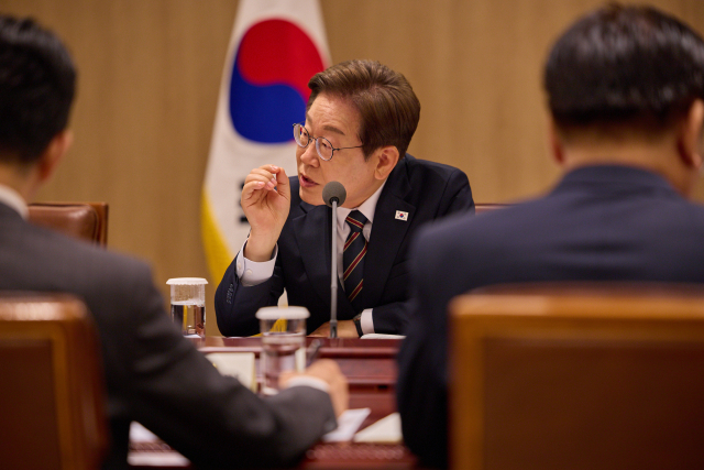 이재명 대통령이 9일 서울 용산 대통령실 청사에서 열린 비상경제점검 2차 태스크포스(TF)회의를 하고 있다. 연합뉴스