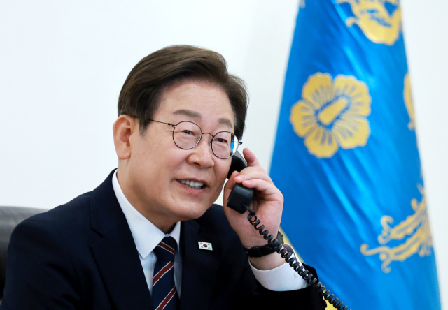 이재명 대통령이 9일 서울 용산 대통령실 청사 집무실에서 이시바 시게루 일본 총리와 전화 통화를 위해 수화기를 들고 있다. 연합뉴스