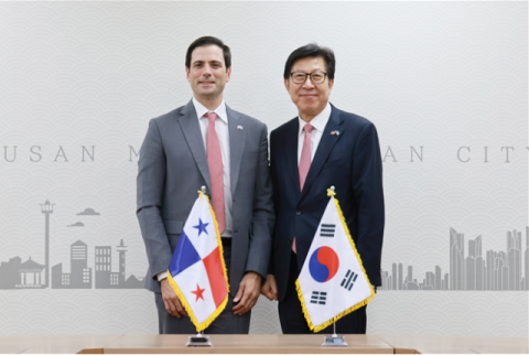 왼쪽부터 디에고 비야누에바(Diego Villanueva) 주한 파나마 대사, 박형준 부산광역시장