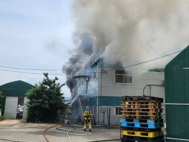 부산 강서구의 한 공장에서 불이 났다. 부산소방재난본부 제공