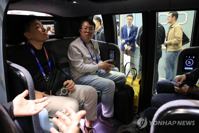 지난 1월 CES 2025가 열린 미국 네바다주 라스베이거스 컨벤션센터 웨스트홀에 마련된 아마존 자회사 죽스(ZOOX) 전시관에 4인승 로보택시 죽스를 관람객이 살피고 있다. 연합뉴스.
