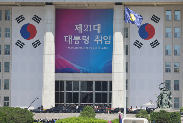 이재명 제21대 대통령이 4일 취임선서식이 열리는 서울 여의도 국회 본청에 도착하고 있다. 연합뉴스