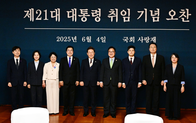 이재명 대통령이 4일 서울 여의도 국회 사랑재에서 우원식 국회의장이 준비한 제21대 대통령 취임 기념 오찬에 참석해 기념 촬영을 하고 있다. 왼쪽부터 사회민주당 한창민 대표, 진보당 김재연 대표, 조국혁신당 김선민 대표 권한대행, 더불어민주당 박찬대 원내대표, 이 대통령, 우 의장, 국민의힘 김용태 비대위원장, 개혁신당 천하람 대표 권한대행 겸 원내대표, 기본소득당 용혜인 대표. 연합뉴스