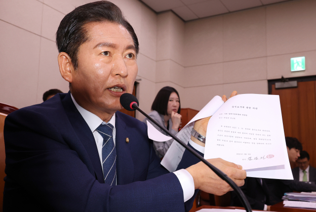 14일 국회에서 열린 법원조직법·공직선거법·헌법재판소 등을 심사하는 법제사법위원회 전체회의에서 더불어민주당 소속 정청래 위원장이 대법관들의 불출석 사유서를 보여주고 있다. 연합뉴스