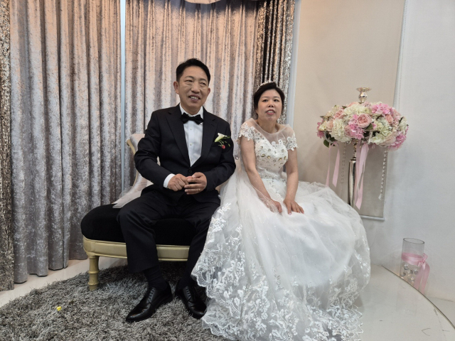 지난달 24일 부산 서구청 신관 공공예식장에서 결혼한 김춘배, 김은희 씨 부부.