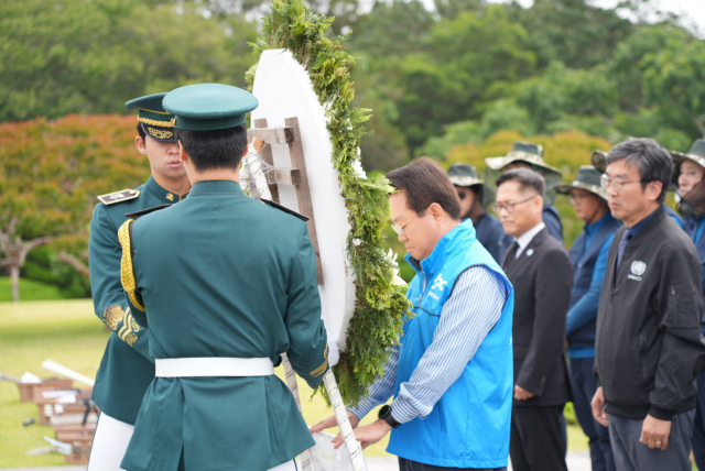 안병길 한국해양진흥공사 사장이 유엔기념공원 추모관에서 ‘KOBC 바다사랑봉사대’ 대원들과 함께 봉사활동에 앞서 호국영령에 참배를 하고 있다. 해양진흥공사 제공