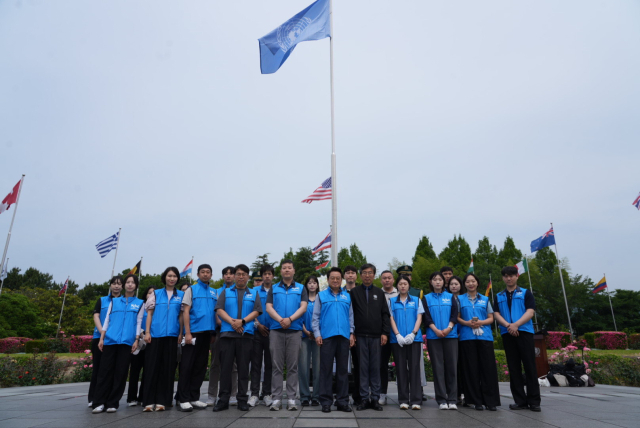 안병길 한국해양진흥공사 사장이 유엔기념공원 관계자 및 봉사대원과 함께 단체 기념촬영을 하고 있다. 해양진흥공사 제공