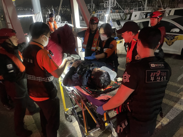 30대 여성 A 씨를 구조한 모습. 부산해양경찰서 제공