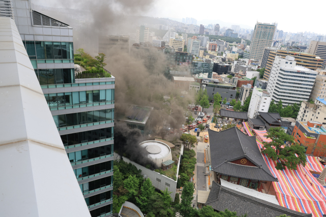 10일 서울 종로구 조계사 옆 건물에서 화재가 발생해 연기가 치솟고 있다. 연합뉴스