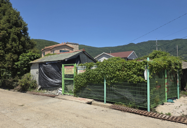 거제시 거제면 남정마을 문재인 전 대통령 생가. 현재 거주자가 없어 사실상 방치되고 있다. 김민진 기자