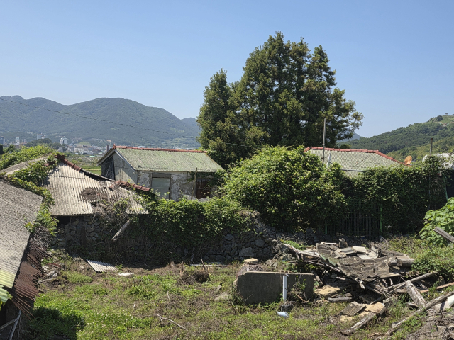 거제시 거제면 남정마을 문재인 전 대통령 생가. 현재 거주자가 없어 사실상 방치되고 있다. 김민진 기자