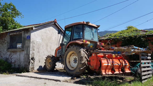 문재인 전 대통령 당선 후 몰려드는 방문객들로 인해 사생활 침해를 호소하던 집주인이 트랙터로 입구를 봉쇄했다. 부산일보DB